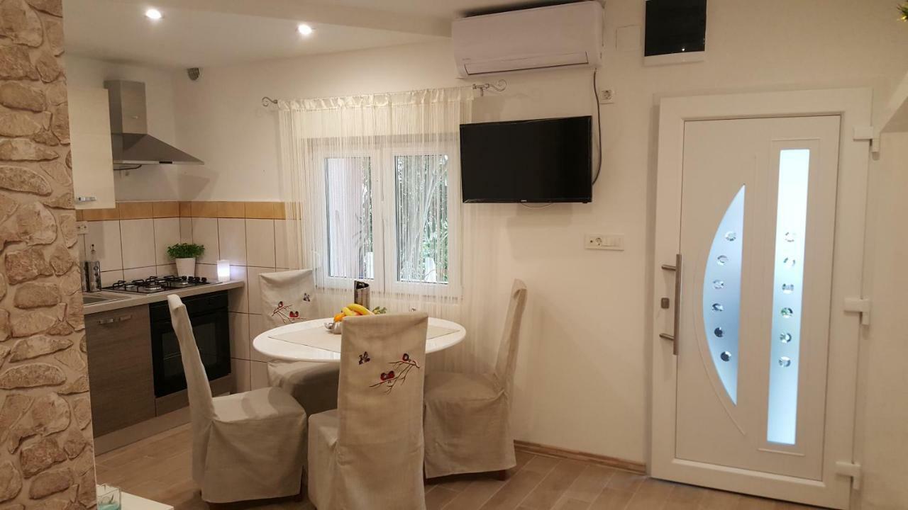 Apartmani Sarm ヴィル エクステリア 写真